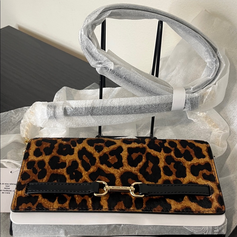 🔥 Michael Kors Leopard Print Crossbody Bag with Black Trim and Gold Hardware - Picture 5 of 10